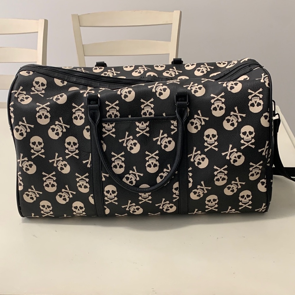Betsey Johnson Black and Cream Skull Travel Bag NWOT